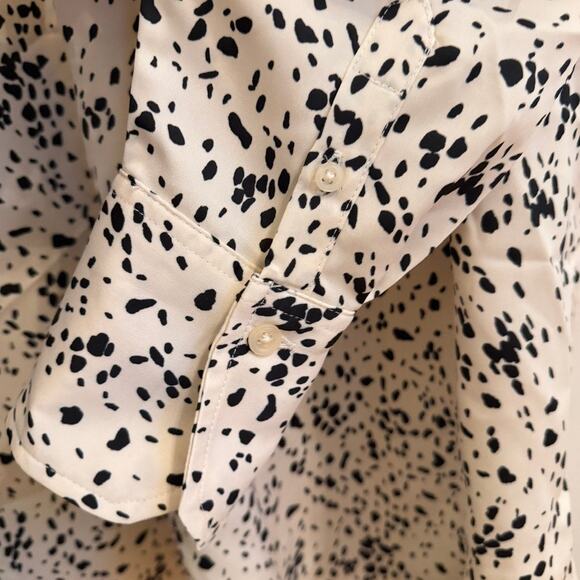 A New Day Women’s M Black White Abstract Dot Button Down Blouse Workwear Animal - Picture 10 of 10